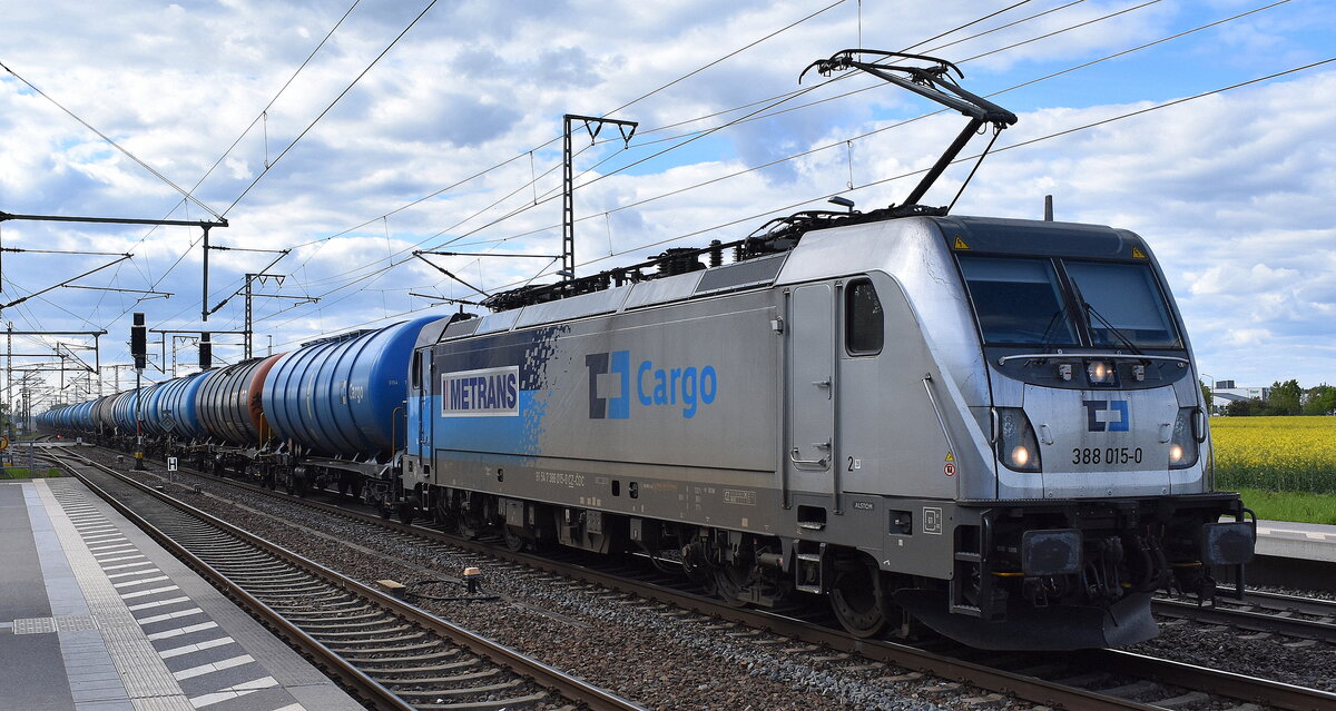 ČD Cargo a.s., Praha [CZ] mit ihrer  388 015-0  [NVR-Nummer: 91 54 7388 015-0 CZ-CDC], der Lok die interessanterweise auch die Firmenbezeichnung METRANS trägt und einem Kesselwagenzug am 18.04.24 Höhe Bahnhof Rodleben.