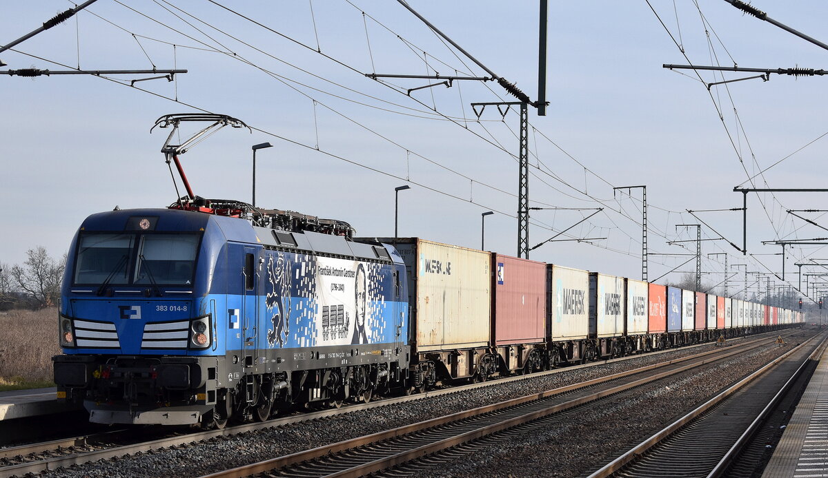 ČD Cargo a.s., Praha [CZ] mit der zusätzlich beklebten Vectron  383 014-8  [NVR-Nummer: 91 54 7383 014-8 CZ-CDC] und einem Containerzug am 22.01.25 Höhe Bahnhof Rodleben.