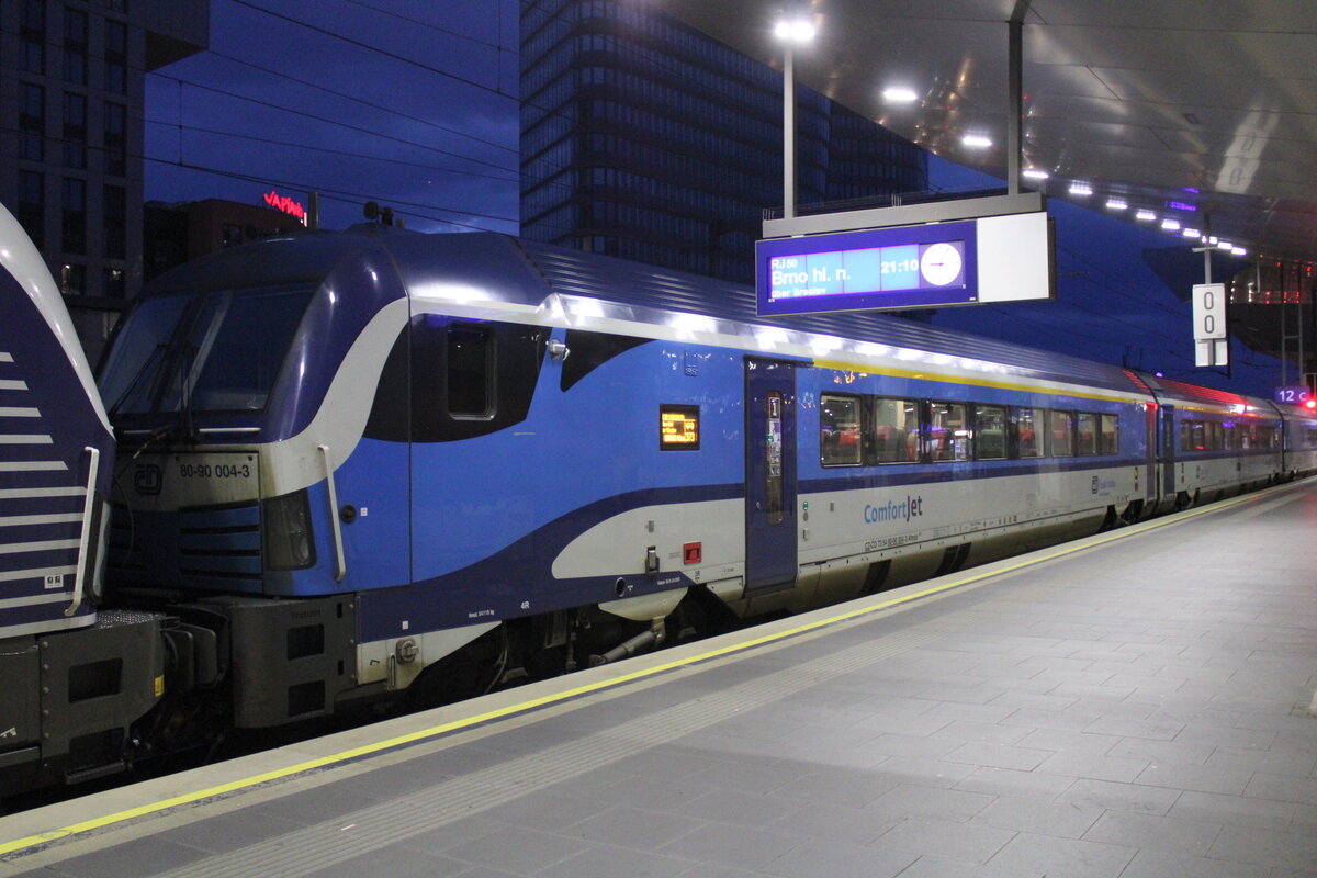 ČD ComfortJet 80-90 004-3 (CZ-ČD 73 54 80-90 004-3 Afmpz⁸⁸⁰) als RJ 50  Vindobona  nach Brno hl.n., am 26.07.2026 in Wien Hauptbahnhof.