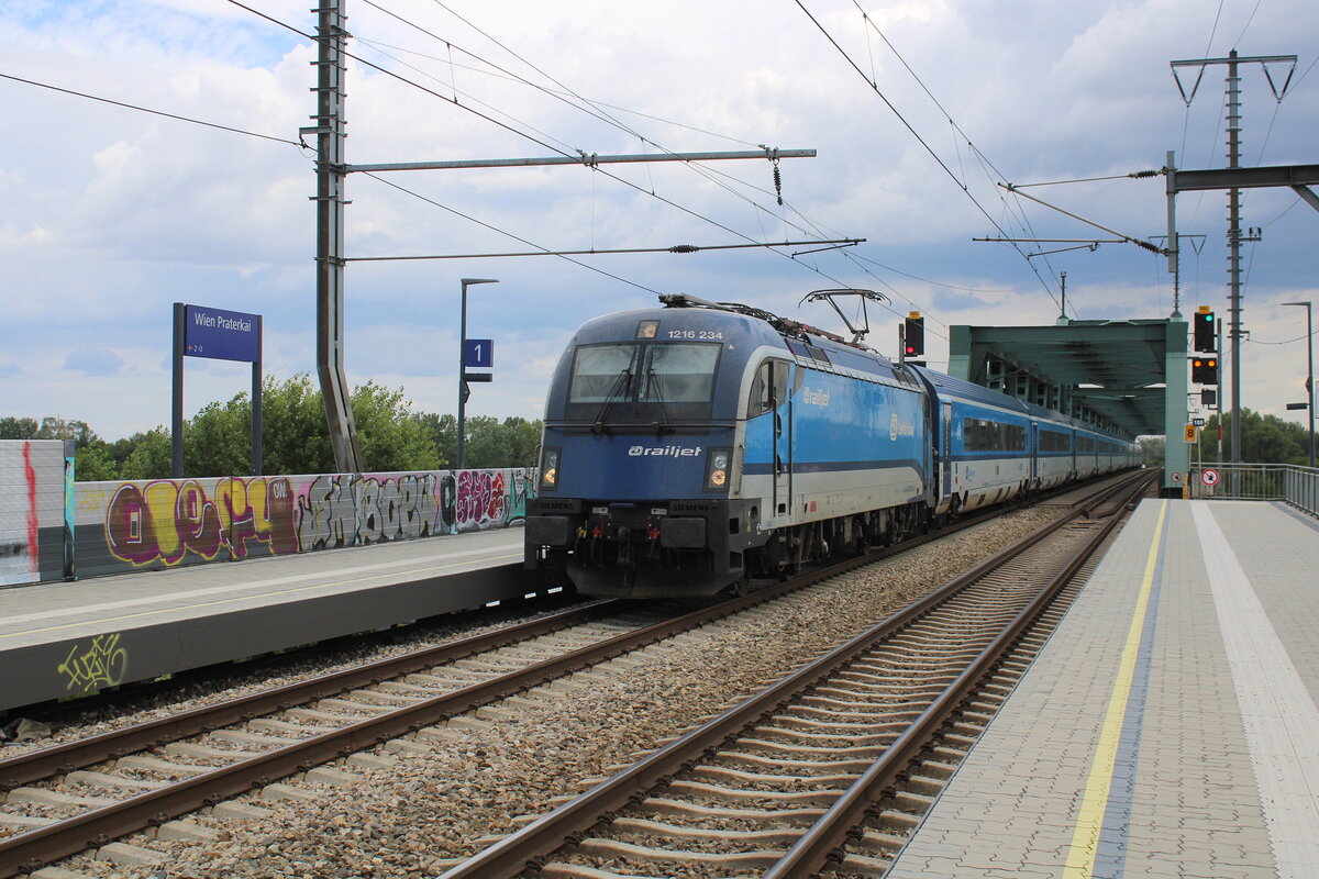 ČD railjet 1216 234 (91 81 1216 234-5 A-�BB) mit dem RJ 53  Vindobona  von Praha hl.n. nach Villach Hbf, am 27.07.2026 in Wien Praterkai.