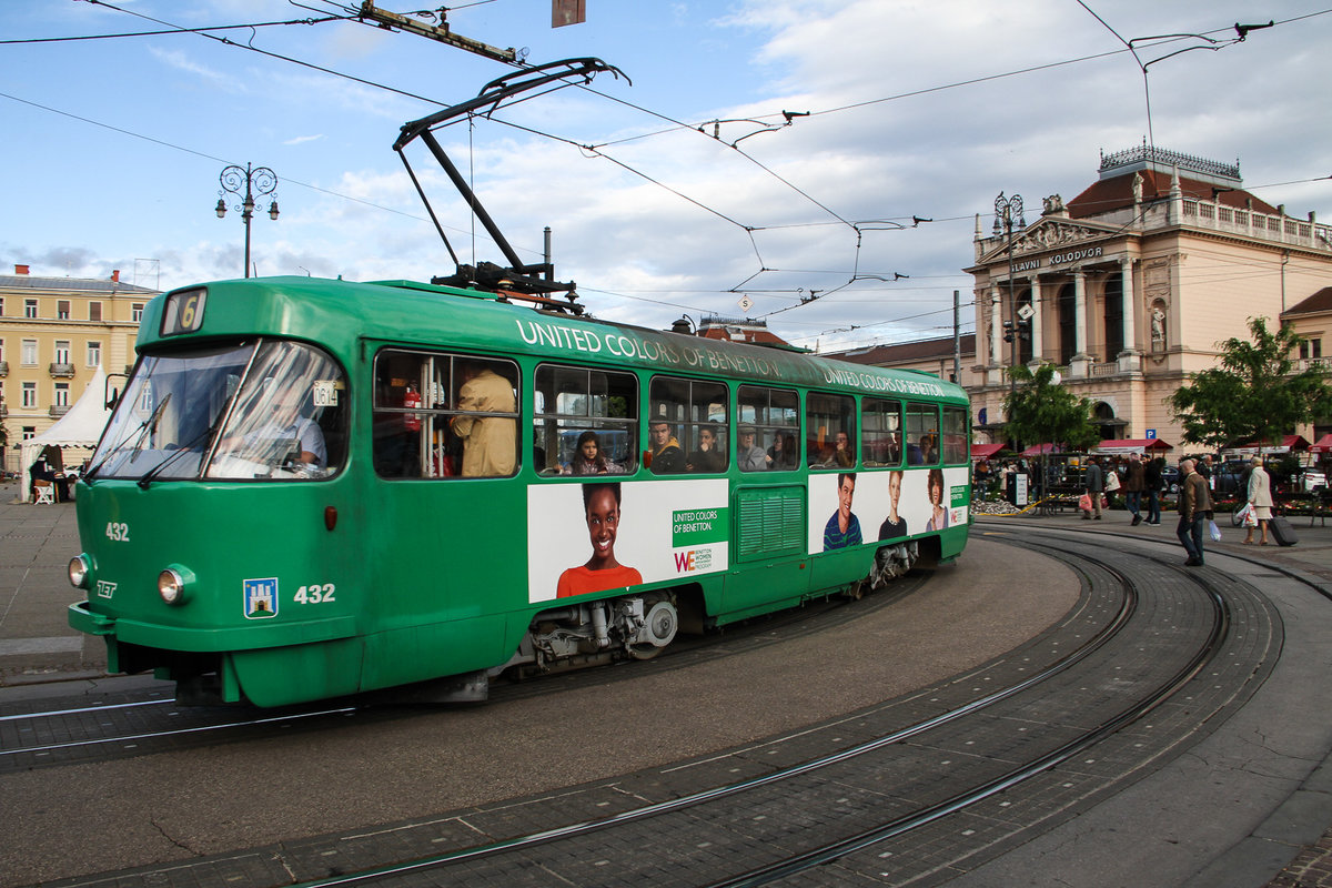 ČKD Tatra T4 Nummer 432 als Linie 6 vor dem Hauptbahnhof. Am 13.Mai 2016 in Benetton Bemalung.