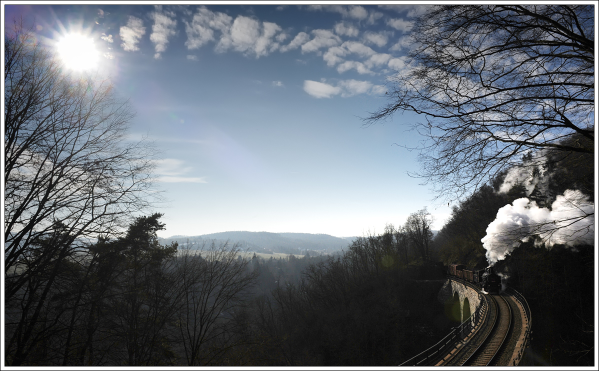 ČSD 434 2186 (ex kkStB 170.323) mit ihrem Plangüterzug von Praha - Vršovice nach Čerčany aufgenommen kurz vor Jílové u Prahy bei der Querung des Žampach-Viadukt am 7.2.2014. 