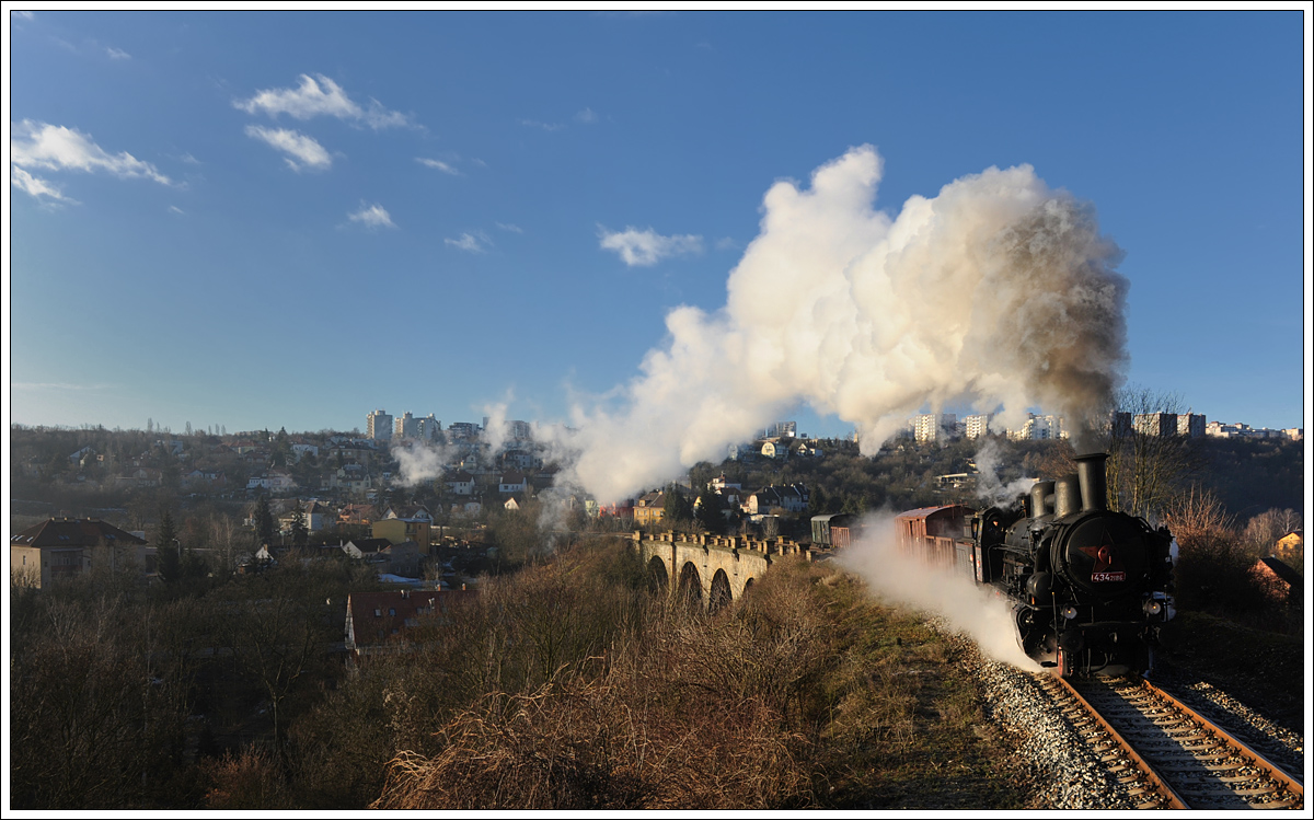 ČSD 434 2186 (ex kkStB 170.323) bespannte am 8.2.2014 einen Güterzug von Praha-Vršovice nach Rudná u Prahy und wieder retour. Die Aufnahme zeigt den Zug kurz nach der Ausfahrt aus dem Bahnhof Praha-Smíchov am Prager Semmering.