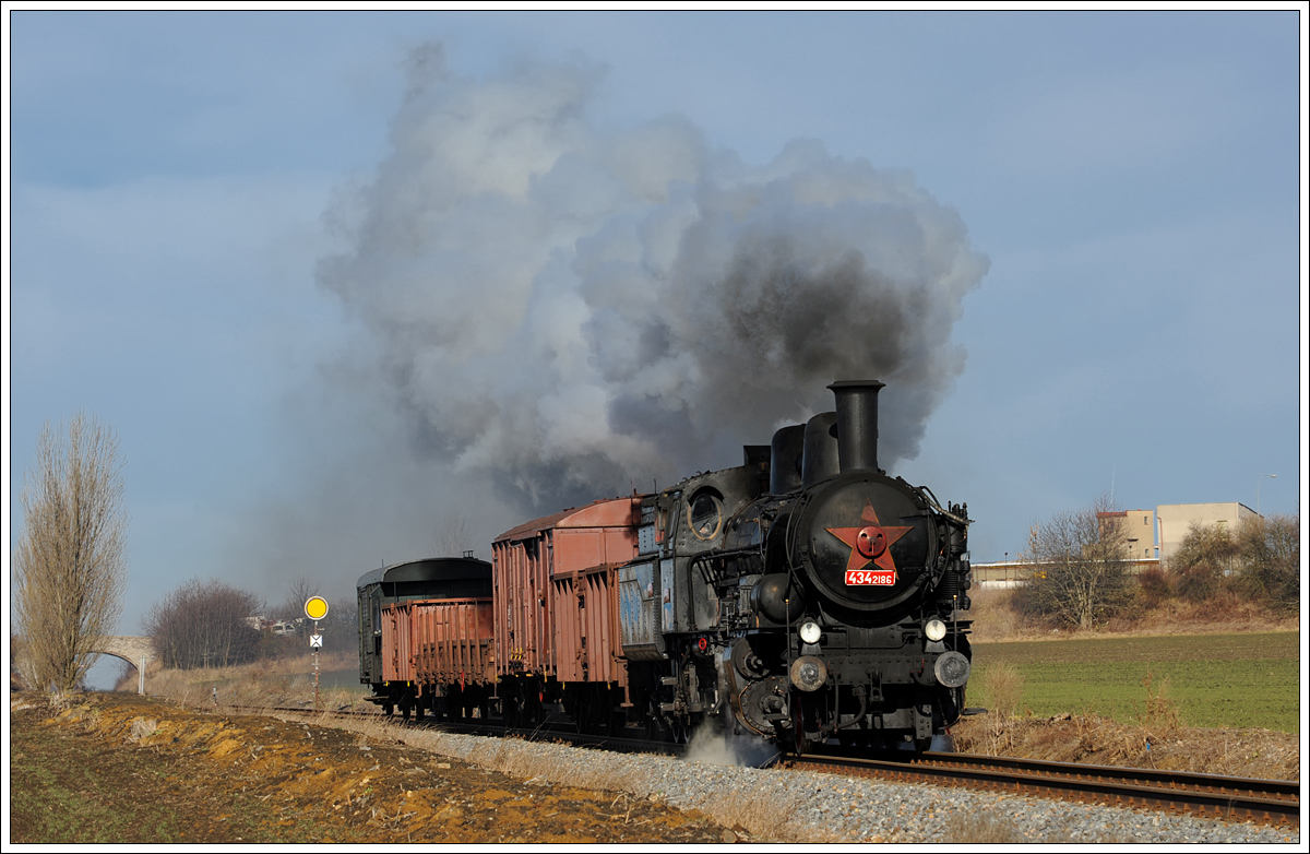 ČSD 434 2186 (ex kkStB 170.323) bespannte am 8.2.2014 einen Güterzug von Praha-Vršovice nach Rudná u Prahy und wieder retour. Die Aufnahme zeigt den Zug kurz nach der Ausfahrt aus Rudná u Prahy.