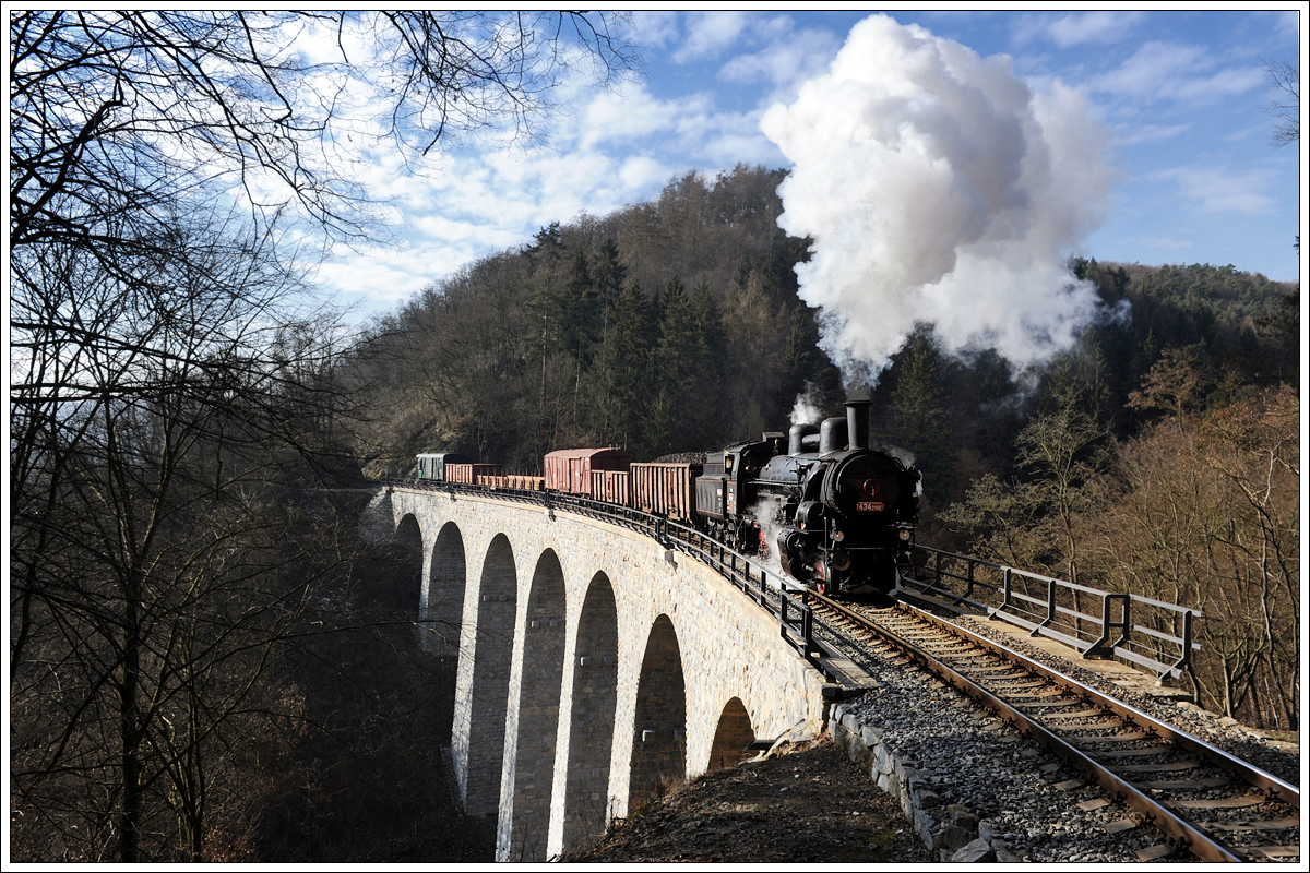 ČSD 434 2186 (ex kkStB 170.323) mit ihrem Plangüterzug von Praha - Vršovice nach Čerčany aufgenommen kurz vor Jílové u Prahy bei der Querung des Žampach-Viadukt am 7.2.2014.