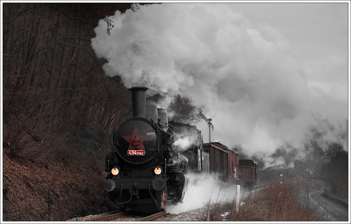 ČSD 434 2186 (kkStB 170.323) vom Depot Vršovice mit ihrem Plangüterzug von Praha-Vršovice nach Dobříš am 6.2.2014 bei der Einfahrt in Měchenice.