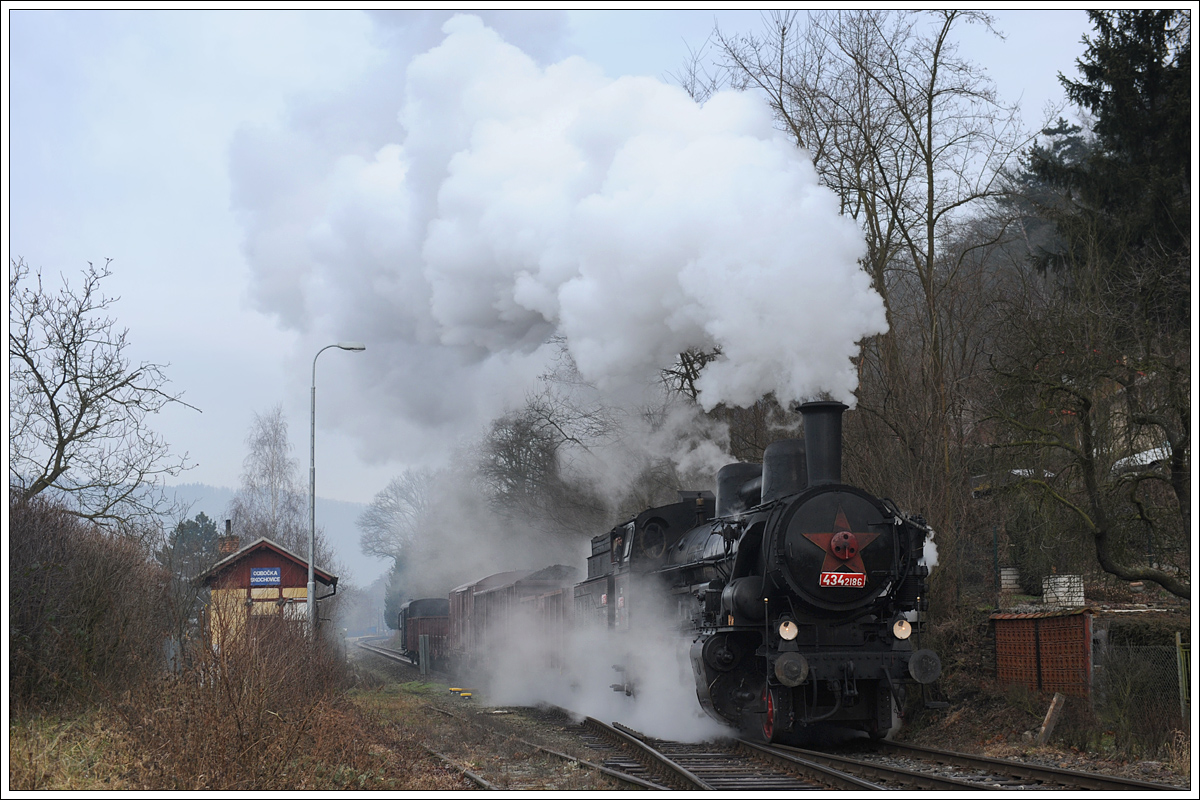 ČSD 434 2186 (kkStB 170.323) vom Depot Vršovice mit ihrem Plangüterzug von Praha-Vršovice nach Čerčany, aufgenommen am 7.2.2014 bei der Abzweigung in Skochovice.