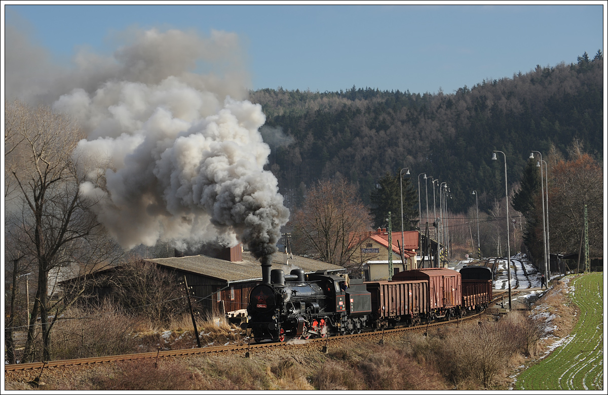 ČSD 434 2186 (kkStB 170.323) vom Depot Vršovice mit ihrem Plangüterzug von Praha-Vršovice nach Dobříš am 6.2.2014 bei der Ausfahrt aus Čisovice.