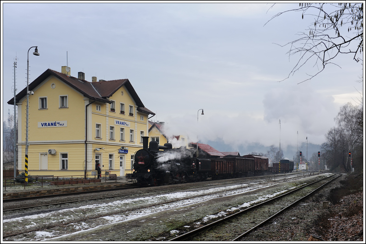 ČSD 434 2186 (kkStB 170.323) vom Depot Vršovice mit ihrem Plangüterzug von Praha-Vršovice nach Čerčany, aufgenommen am 7.2.2014 bei der Einfahrt in Vrané nad Vltavou.