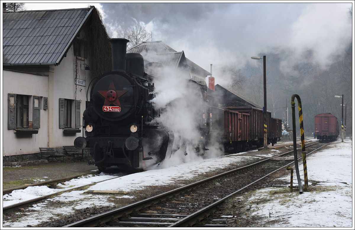 ČSD 434 2186 (kkStB 170.323) vom Depot Vršovice mit ihrem Plangüterzug von Praha-Vršovice nach Čerčany, aufgenommen am 7.2.2014 beim Verschub in Davle.
