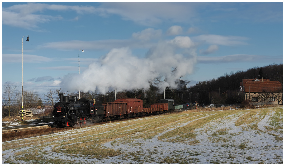 ČSD 434 2186 (kkStB 170.323) vom Depot Vršovice mit ihrem Plangüterzug von Praha-Vršovice nach Dobříš am 6.2.2014 bei der Einfahrt in Mníšek pod Brdy. 