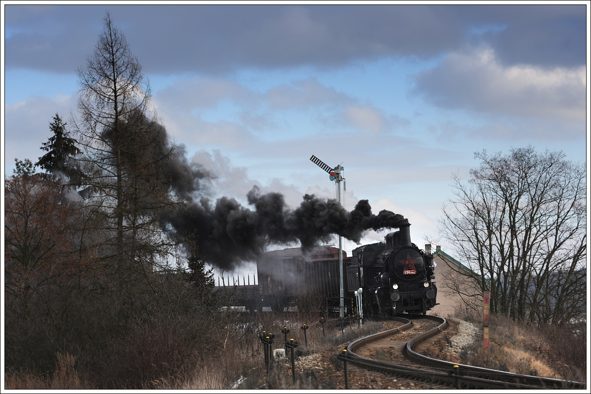 ČSD 434 2186 (kkStB 170.323) vom Depot Vršovice mit ihrem Plangüterzug von Praha-Vršovice nach Dobříš am 6.2.2014 beim ES Malá Hraštice.