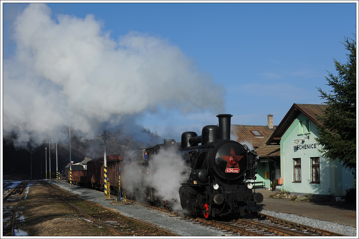 ČSD 434 2186 (kkStB 170.323) vom Depot Vršovice mit ihrem Plangüterzug von Praha-Vršovice nach Dobříš am 6.2.2014 bei der Ausfahrt aus Měchenice.