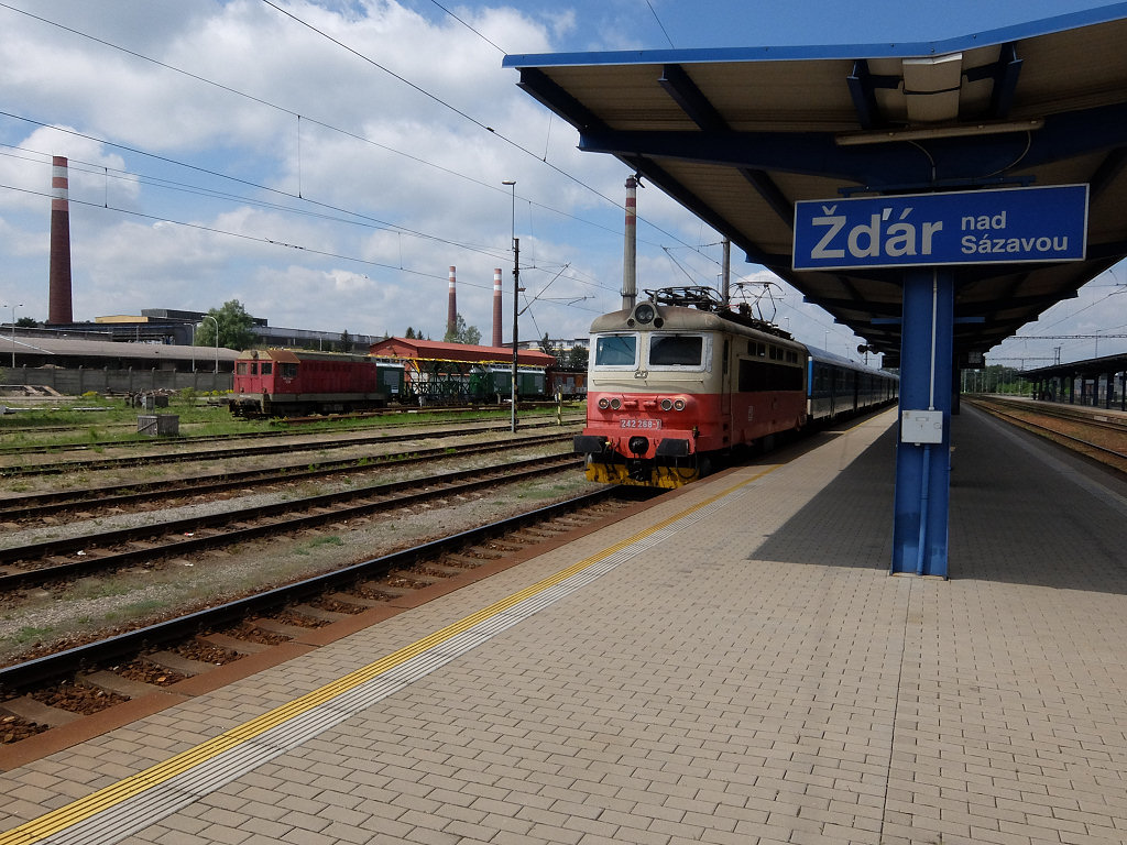ČSD 720 113-0, gefunden am 24.05.17 auf den Nebengleisen im Bahnhof Žďár nad Sázavou.  Daneben ČD 242 268-1 mit Os 4909 (Žďár nad Sázavou - Brno hl.n. - Vranovice).
