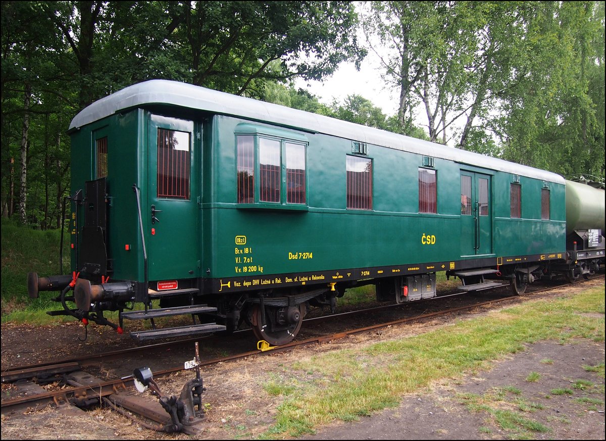 ČSD historische Packwagen Dsd 7-2714 (Rybak) (Baujahr 1946) auf Bhf. Lužná u Rakovníka am 21. 6. 2014.