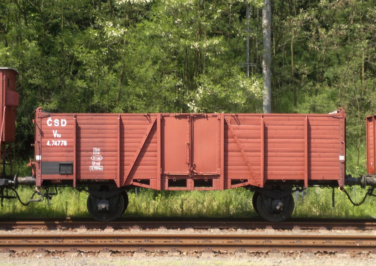 ČSD historische Vtu (Baujahr 1960) auf Bhf. Lun u Rakovnka am 18. 6. 2013. 