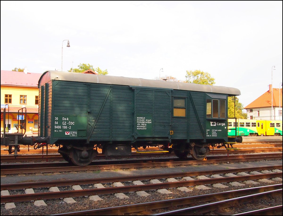 ČSD historische Wagen - Güterzugbegleitwagen Da-k (Baujahr 1949)auf Bhf. Rakovnik am 1. 19. 2016.