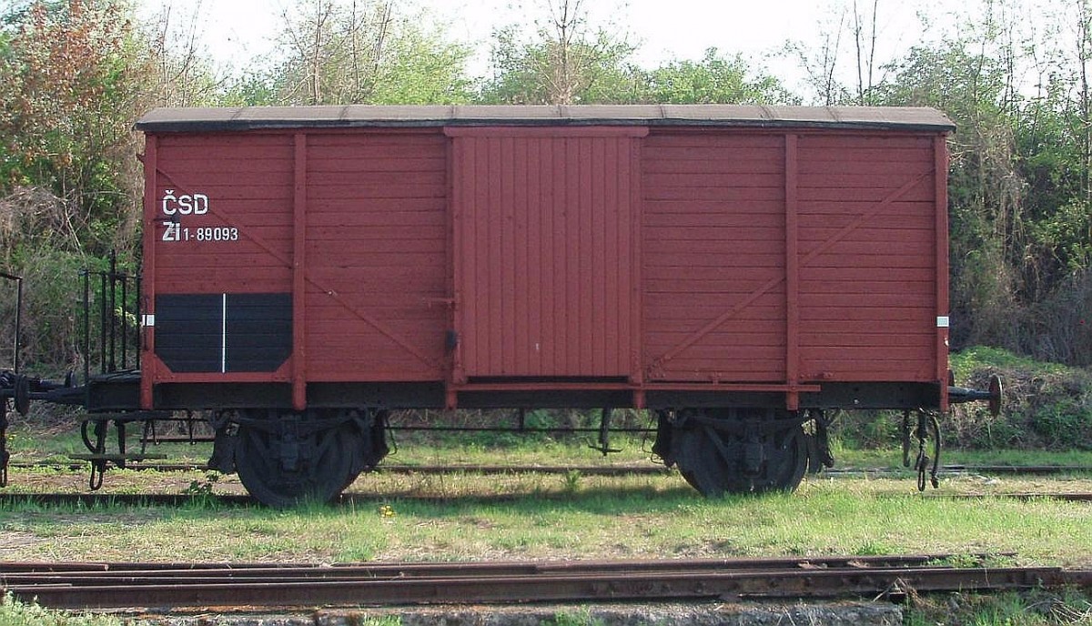 ČSD historische Zi auf Bhf. Lun u Rakovnka am 20. 4. 2012.