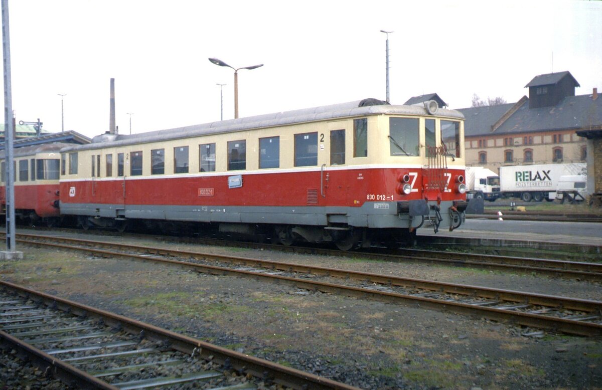 ČSD M 262.012, der jahrzehntelang den Koridorzug Liberec-Varnsdorf bedient hat und heute wenig fotogen im Museumsdepot Chomutov hinterstellt ist, im Juli 2002 im Bahnhof Zittau