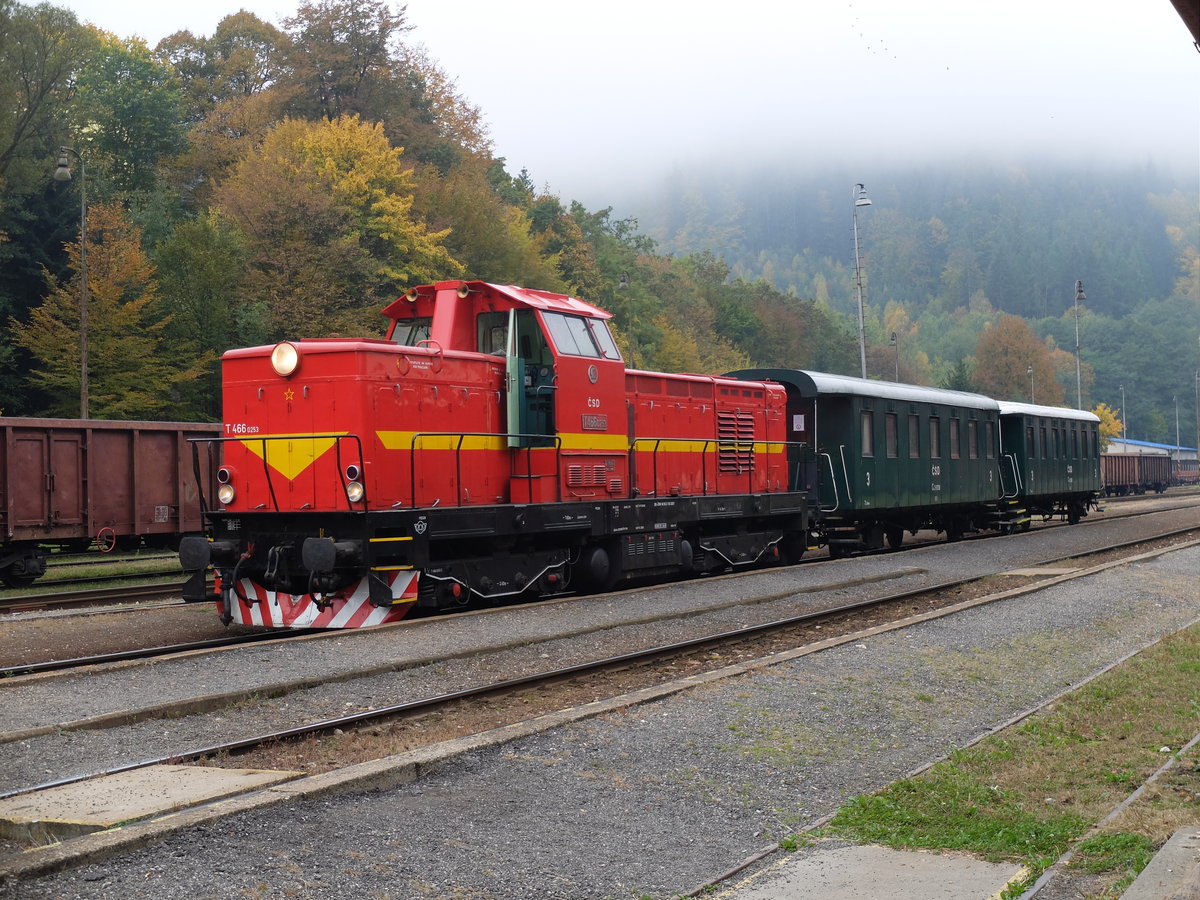 ČSD T466 0253 (historische Beschriftung) am 10. Oktober 2018 in Podbrezová bei der Fahrt für die DGEG von Banská Bystrica nach Hronec.