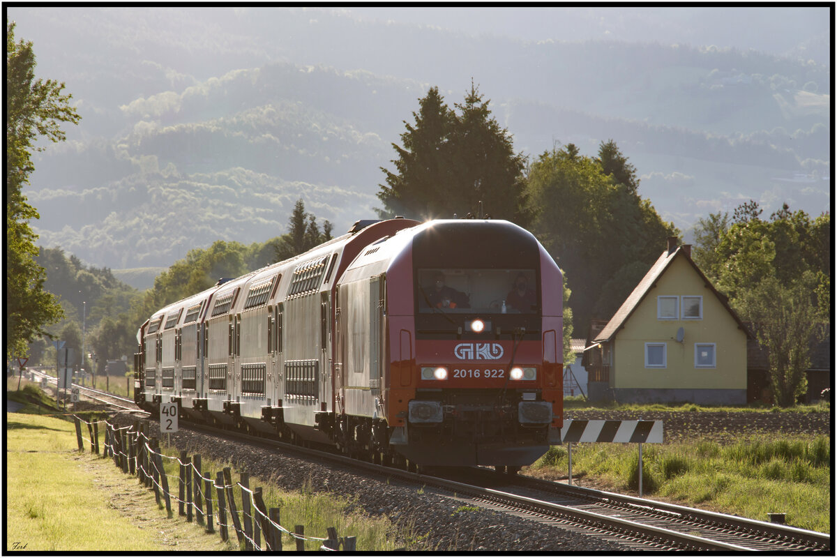 26.Mai 2021. GKB 2016.922 wird in der Halte und Ladesrelle Bad Schwanberg untauglich. 
Kurzerhands hilft R8569 aus und schiebt den Zug nach Wies Eibiswald.