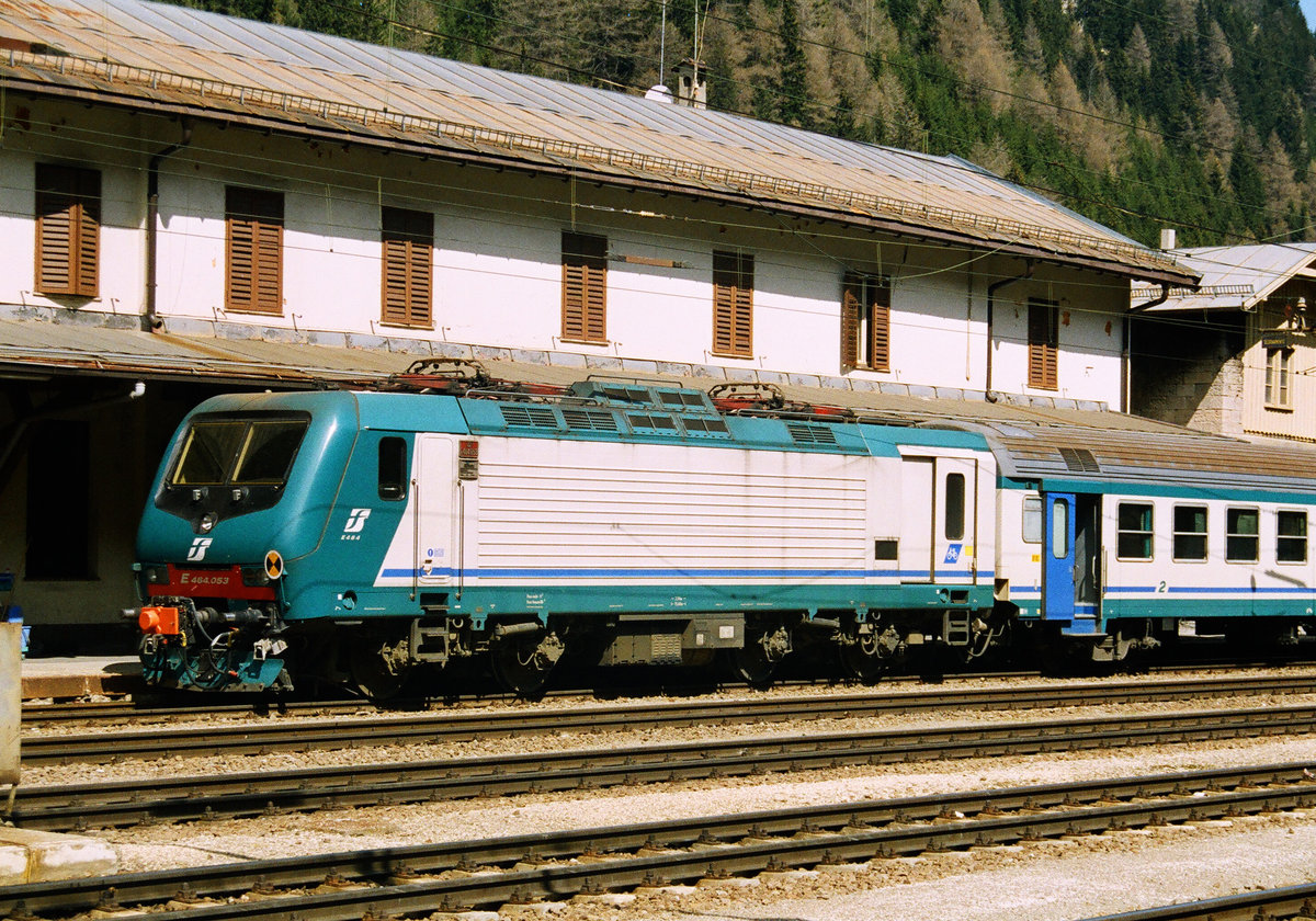 27. April 2005, Italien, Bahnhof Brenner, Lok E464.053 der FS. Die Baureihe E.464 ist eine Elektrolokomotive des Herstellers ADtranz (heute Bombardier), die ab 1999 von der italienischen Staatsbahn Ferrovie dello Stato (Trenitalia), der Ferrovie Emilia Romagna (FER) sowie der Trasporto Ferroviario Toscano (TFT) beschafft wurde. Bis Februar 2013 sollen 699 Einheiten dieser Baureihe ausgeliefert worden sein.