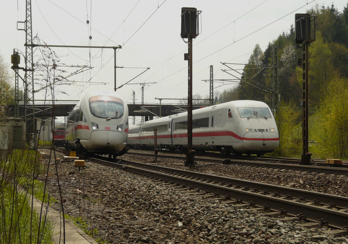 27. April 2010, ICE  Görlitz  (Tz 102) muss auf einer Überführungsfahrt in Kronach die Überholung durch ICE 1208 München Hbf - Berlin Gesundbrunnen abwarten - bei so viel Schnellverkehr stehen die Chancen für die bescheiden am Rand stehende 155 zur Weiterfahrt eher schlecht.