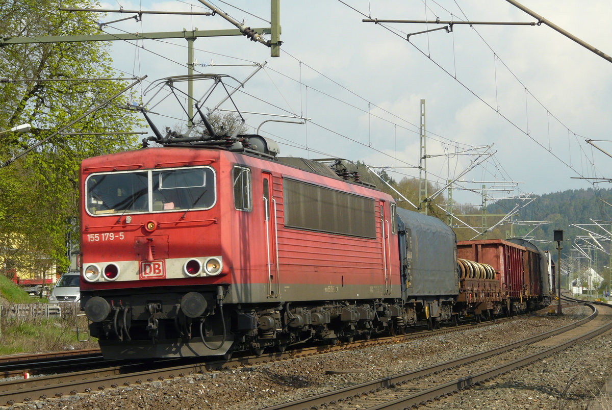 27. April 2010, Lok 155 179 hat mit ihrem Güterzug hat auf der Fahrt in Richtung Lichtenfels Kronach erreicht.