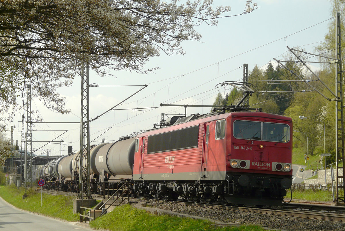 27. April 2010, Lok 155 043 verlässt mit einem Kesselwagenzug in Richtung Saalfeld  den Bahnhof Kronach