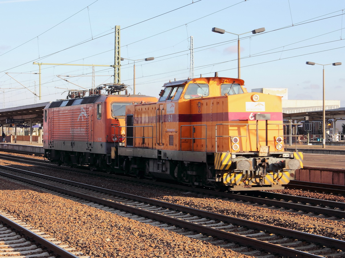 27. Dezember 2013, Durchfahrt Arcelor Mittal 61 (NVR-Nummer: 98 80 3293 061-8 D-EKO) mit 143 001 am Haken durch den Bahnhof Berlin Schönefeld Flughafen stadtauswärts.  