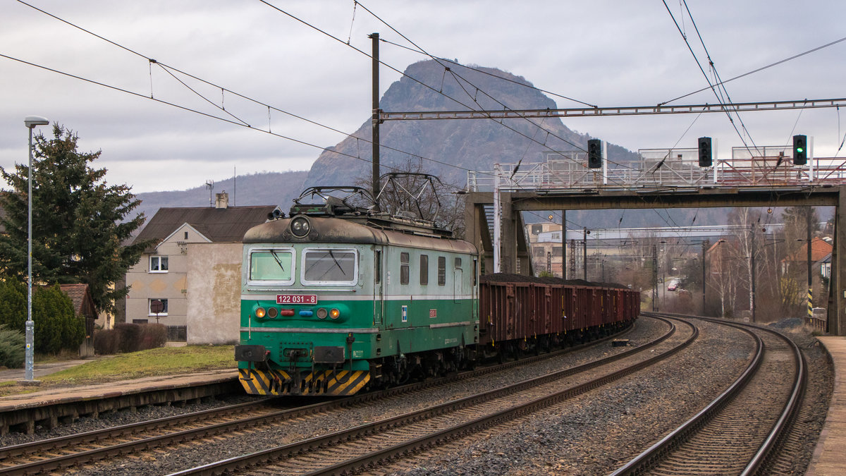 27. Dezember 2018 in Zelenice n.B.! 122 031-8 ist gerade mit Kohle westwärts unterwegs.