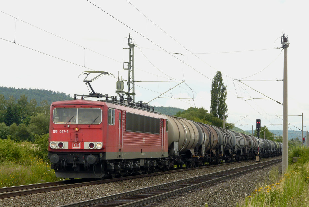 27. Juli 2010, Lok 155 097 fährt mit einem Kesselwagenzug aus Richtung Saalfeld durch Küps