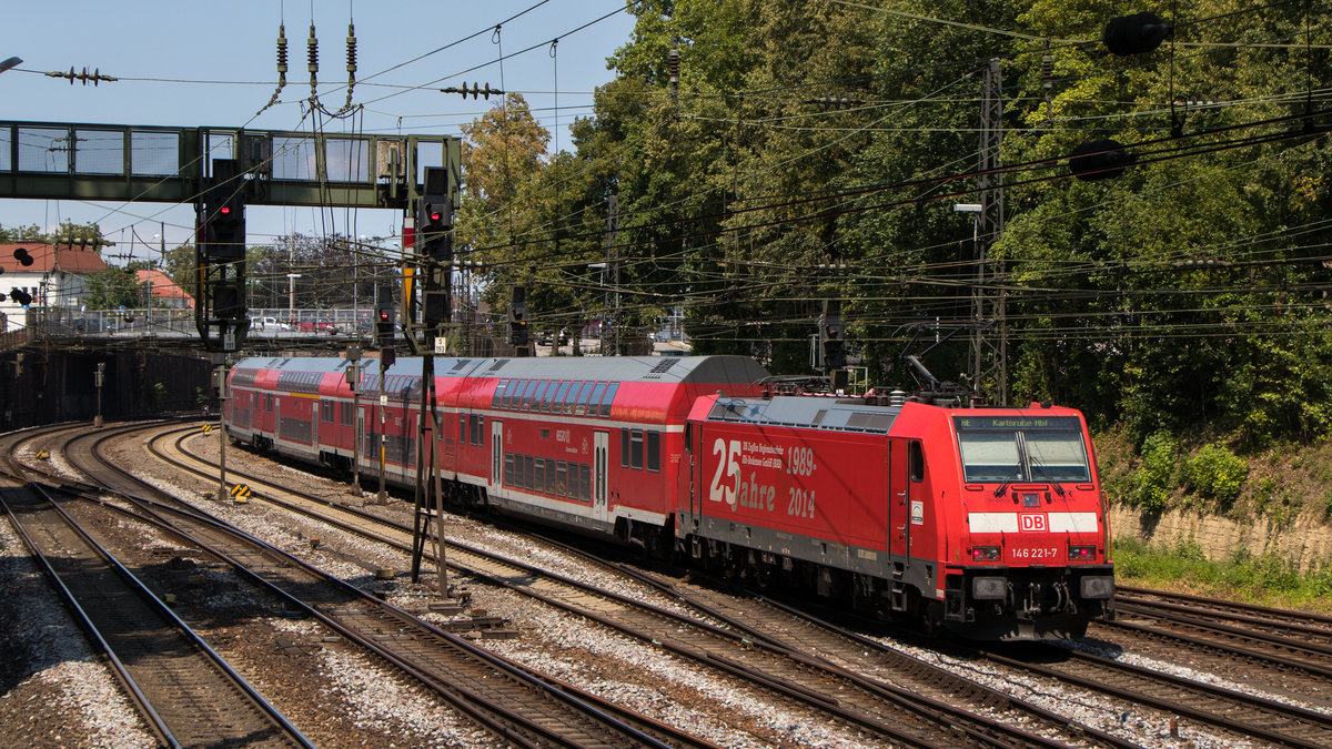27. Juli 2018 in Offenburg: Die Werbelok 146 221-7 ist gerade mit einem RE unterwegs.