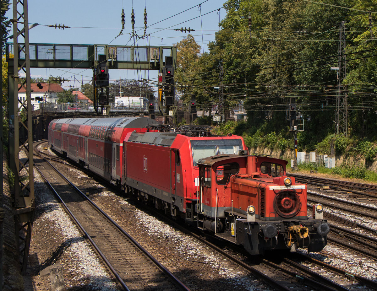 27. Juli 2018 in Offenburg. Erneut kämpft die 335 131-9 beim Rangieren eines ganzen Zuges inkl. Elok der Baureihe 146. 
