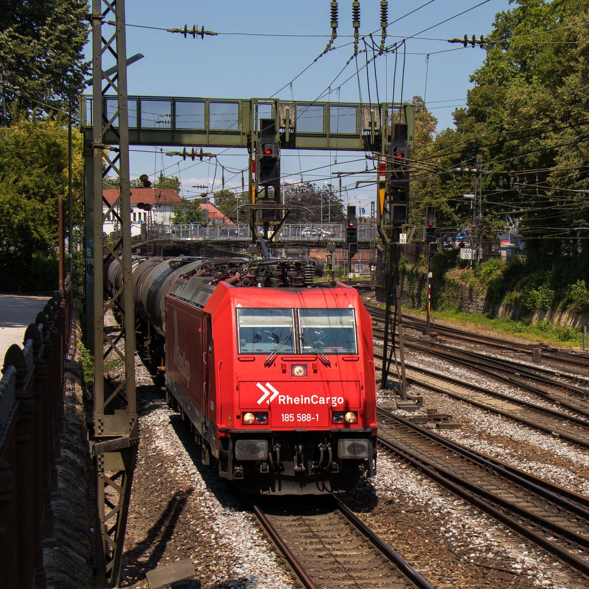 27. Juli 2018: Rheincargo (185 588-1) ist mit einem Kesselzug in Offenburg unterwegs.  