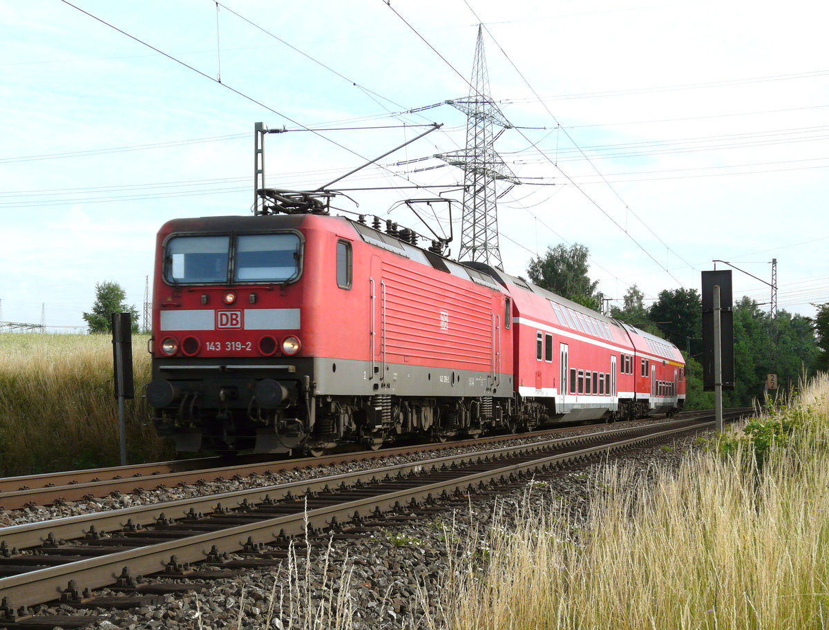 27. Juni 2008, Bei Zettlitz fährt Lok 143 319 mit einer Dost-Garnitur als RB 16847 von Großheringen nach Lichtenfels.