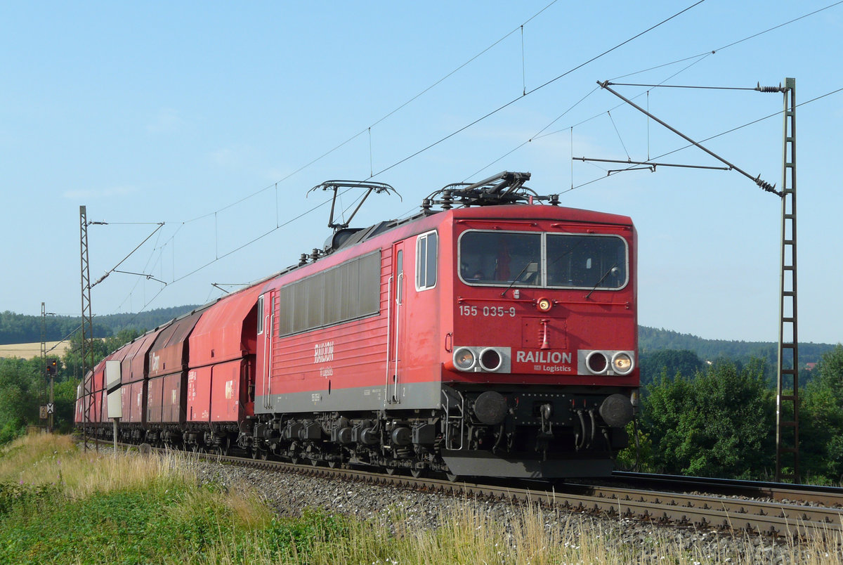 27. Juni 2008, wieder einmal der Kohlezug, eine der Standardleistungen der 155 auf der Frankenwaldstrecke. Lok 155 035 in Richtung Saalfeld, fotografiert bei Zettlitz.