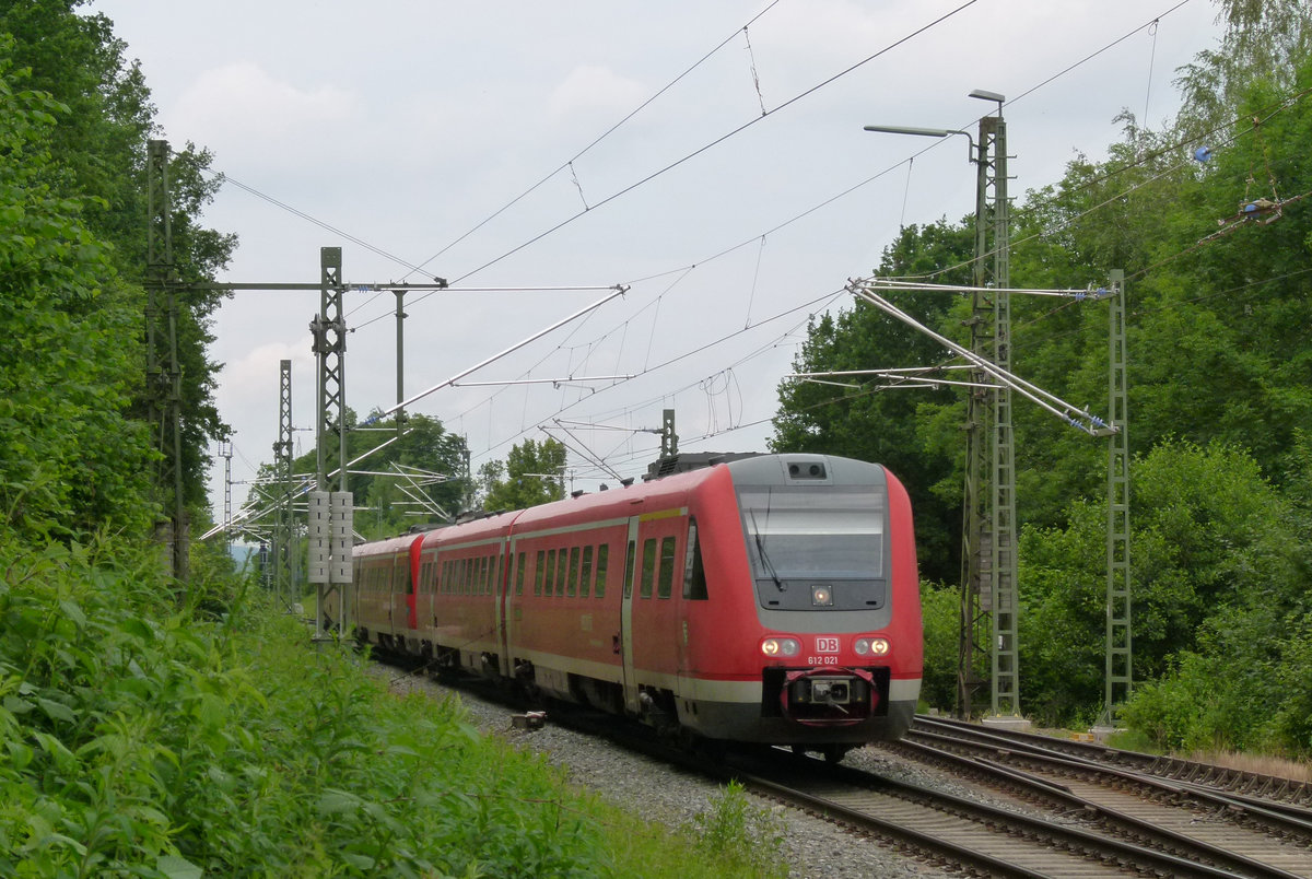 27. Juni 2013, Die Tw 612 021 und 612 097 fahren gemeinsam als RE 3007/3027 Würzburg - Bayreuth/Hof in den Bahnhof Hochstadt-Marktzeuln ein.