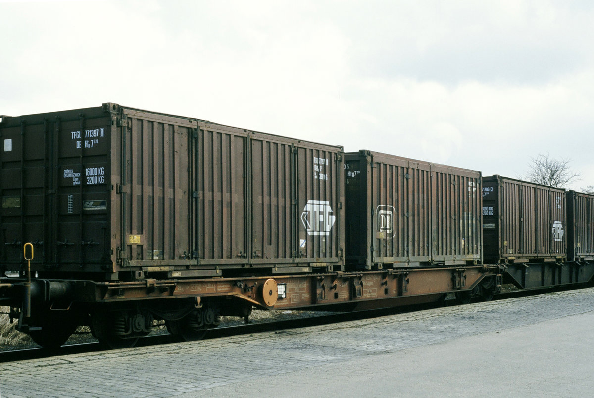 27. März 1993, das waren noch Zeiten: Ein Burgkunstädter Großversandhaus bekam seine Waren mit der Bahn angeliefert. Mittlerweile ist hier auch die letzte Weiche ausgebaut worden. Containertragwagen Sdggnos der ÖBB und DR auf dem Gütergleis im Bahnhof Burgkunstadt, 