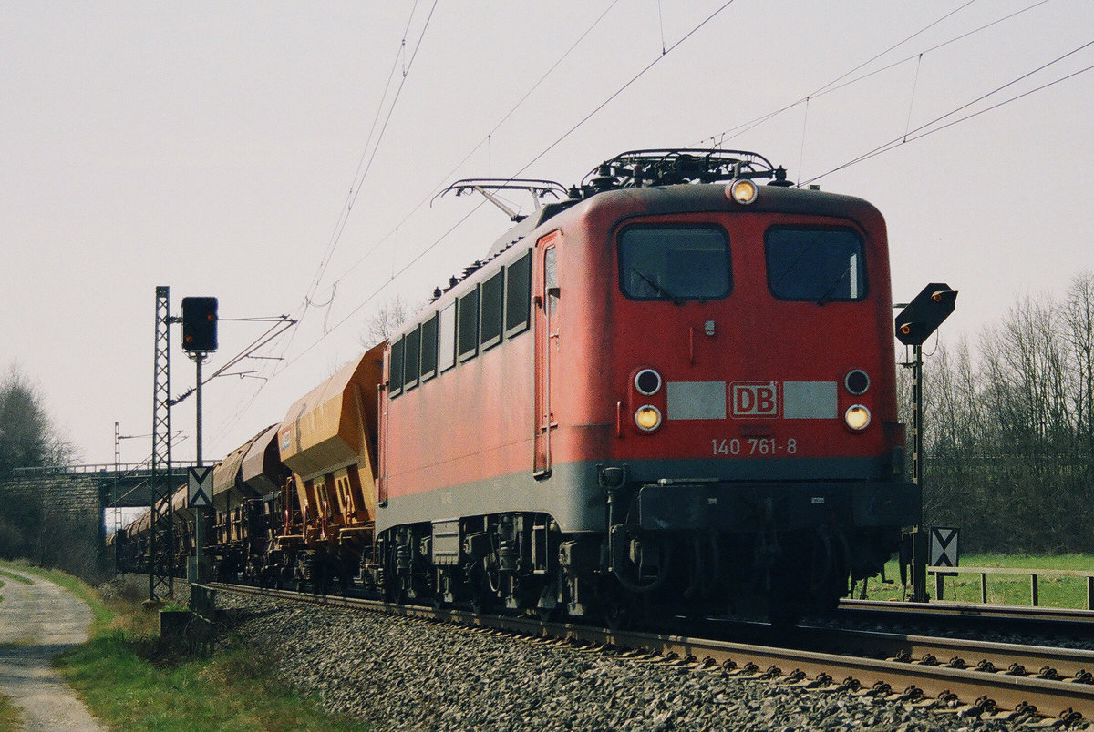 27. März 2007	Bei Johannisthal fährt Lok 140 761 mit ihrem Güterzug in Richtung Saalfeld.