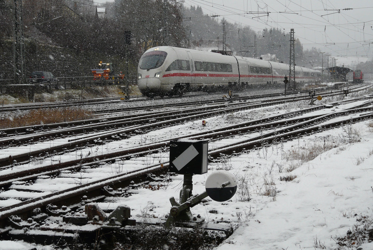 27. November 2007, Ein ICE findet trotz des Flockenwirbels den Weg durch den Bahnhof Kronach in Richtung Lichtenfels.