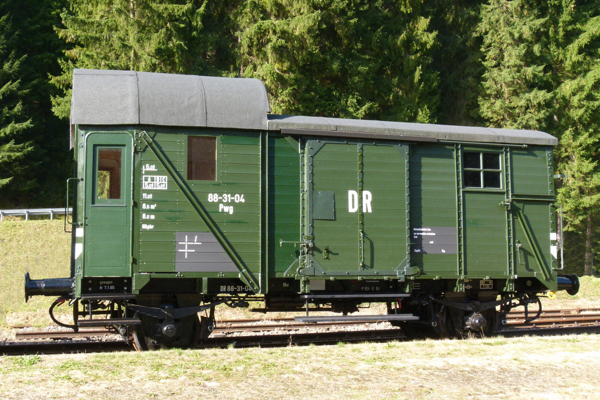 27. September 2015, Am Wochenende beging die WCd-Linie das traurige Fest des 40. Jahrerstages der Einstellung des Betriebs. Im Regelspurteil des Bahnhofs Schönheide Süd stand dieser Pack- bzw. Güterzug-Begleitwagen.