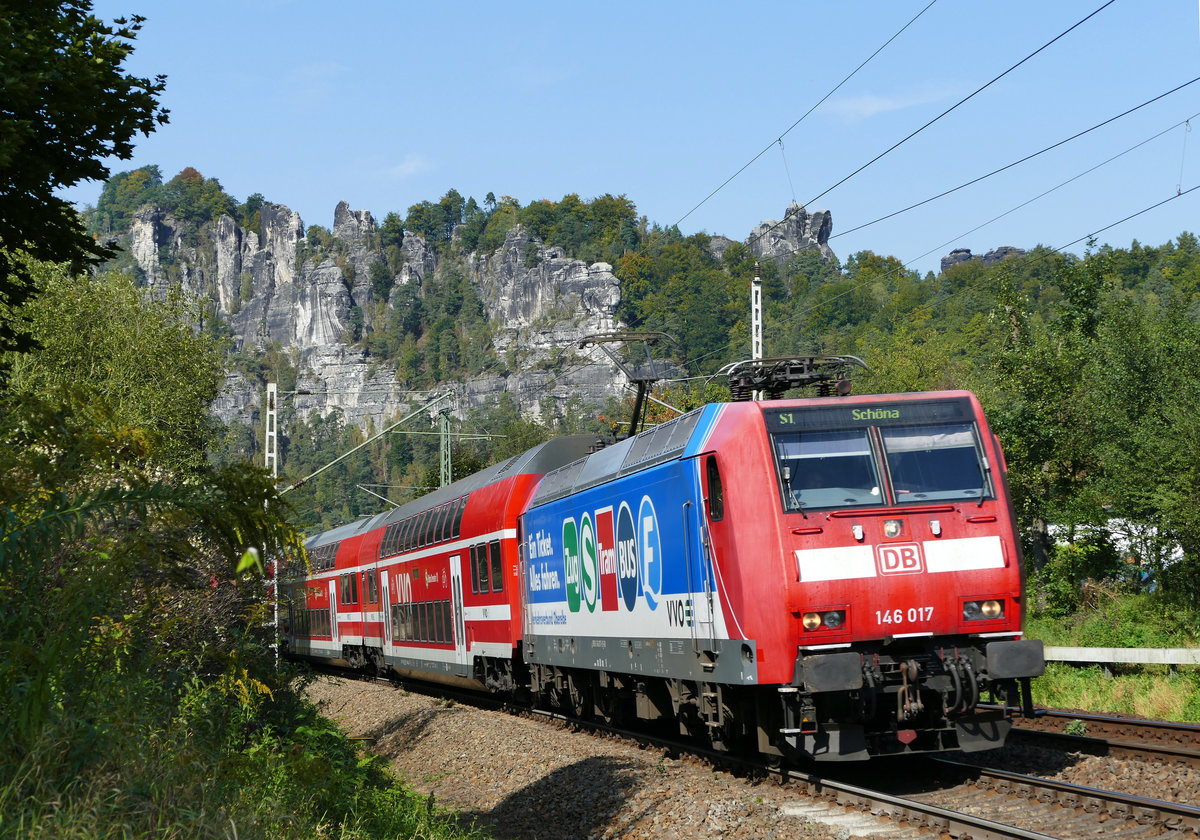27. September 2017, auf der Elbtalstrecke bei Rathen befördert Lok 146 017 einen Zug der VVO-Linie S1 nach Schöna.