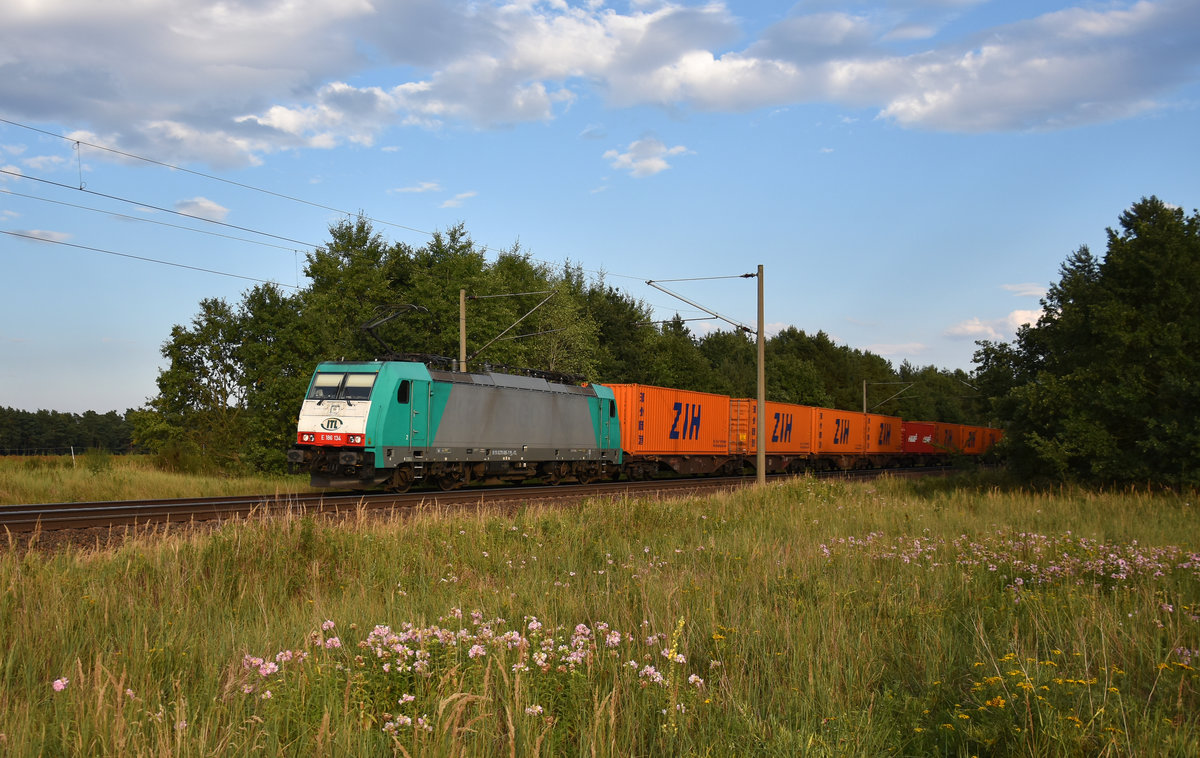 270 005-7 / E 186 134 der polnischen ITL, unterwegs mit einem Containerzug in Richtung Hamburg. 3km östlich von Büchen, 30.07.2018.