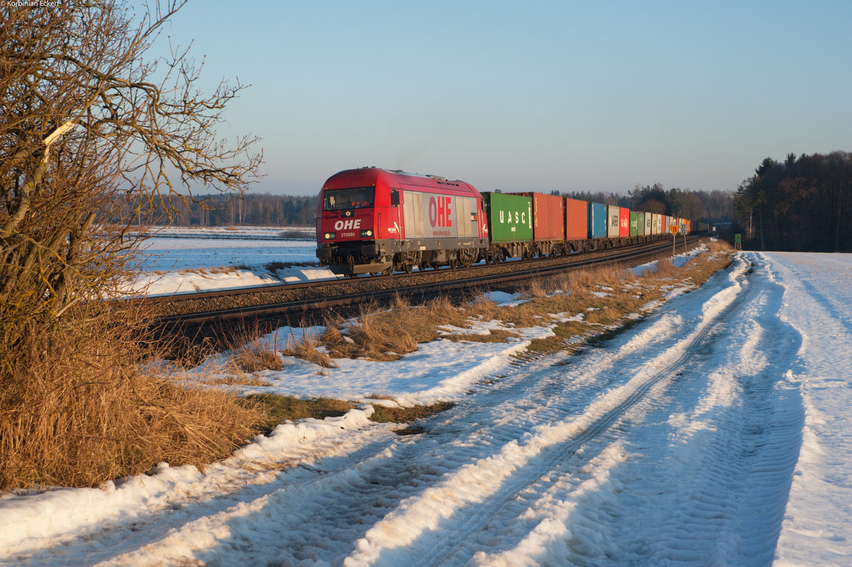 270080 223 101-7 mit dem Containerzug von Wiesau nach Hamburg-Waltershof bei Oberteich, 14.02.2017