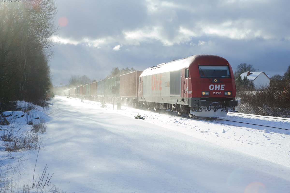 270080 (223 101) mit dem Containerzug nach Hamburg bei der Ausfahrt in Wiesau, 14.01.2017