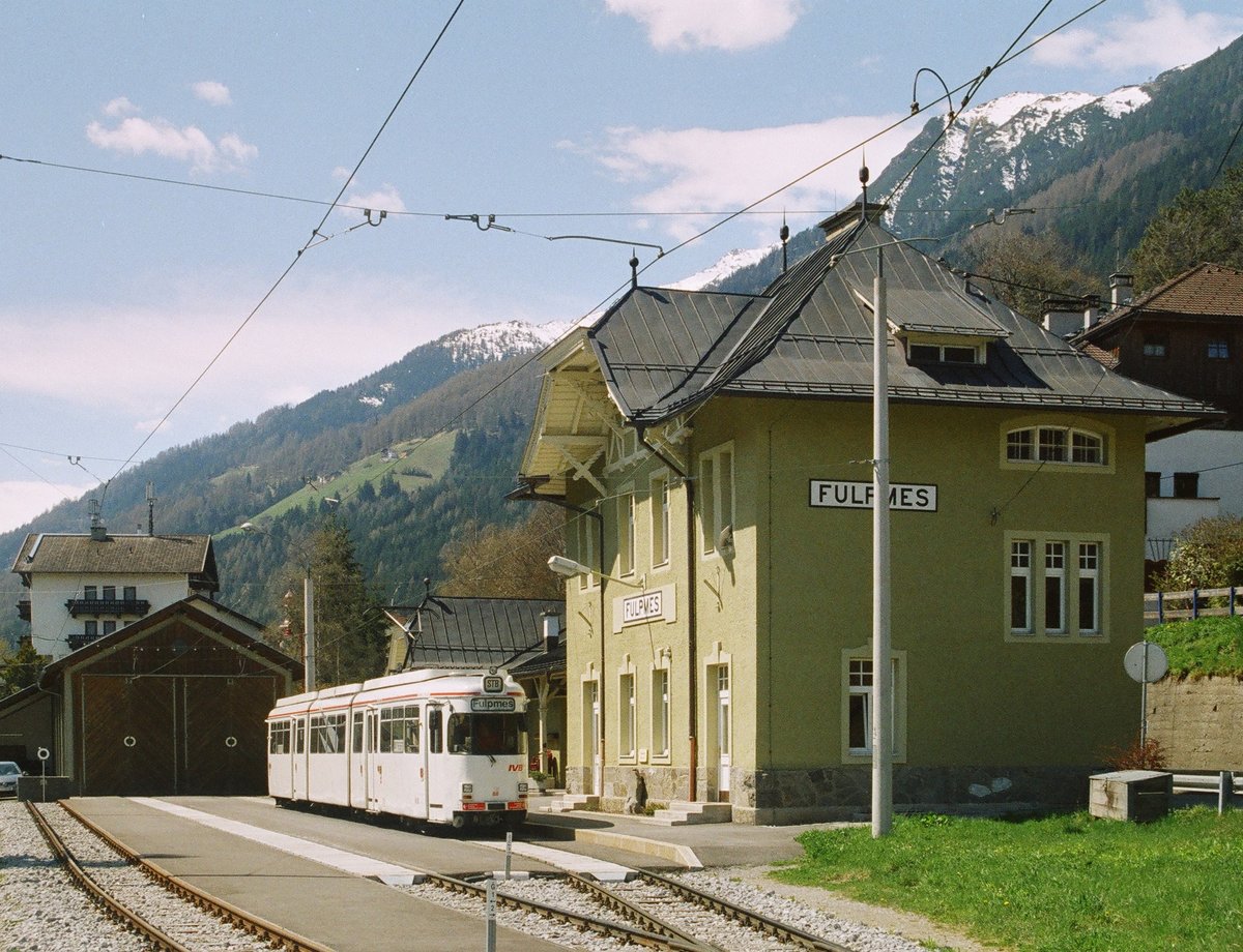 27.04.2005	Stubaital in Tirol, Fulpmes, Tw 88 der Stubaitalbahn, die von Innsbruck auf steigungsreicher Strecke hierher führt. Der Zweirichtungs-Tw ist einer der Ex-Hagener Gelenktriebwagen (Nr. 81–88)