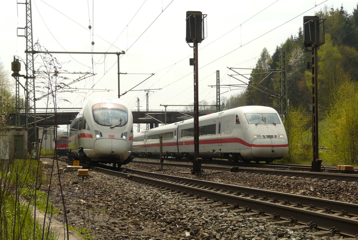 27.04.2010, ICE  Görlitz  (Tz 235) muss auf einer Überführungsfahrt in Kronach die Überholung durch ICE 1208 München Hbf - Berlin Gesundbrunnen abwarten. Ganz links verdrückt sich 155 007 mit einem Güterzug.