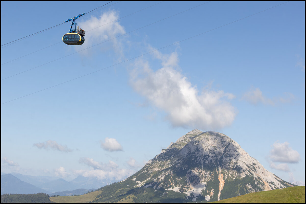 27.07.2026 . Die Dachstein S�dwandbahn am Weg zur Bergstation .  