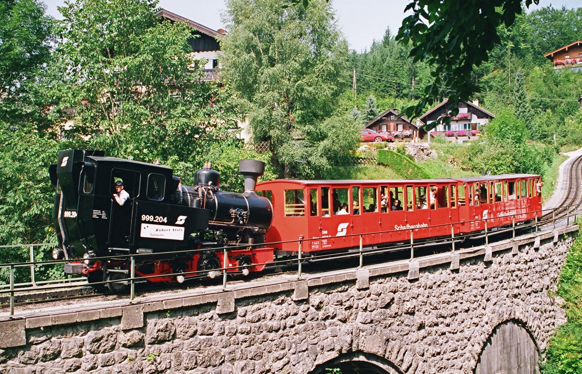 27.08.2000, St.Wolfgang, Schafbergbahn, Lok 999.204 mit zwei Vorstellwagen auf Bergfahrt. In den Jahren 1992 bis 1996 erhielt die Österreichische Schafbergbahn zum Ersatz der aus den Jahren 1893 und 1894 stammenden Lokomotiven vier von SLM Winterthur gebaute Neubauloks (heute Z11 bis 14).